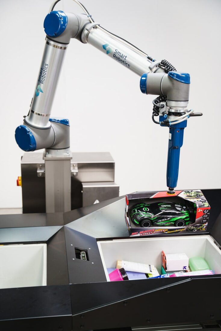 Automate apparel fulfillment process with a pick & place robot